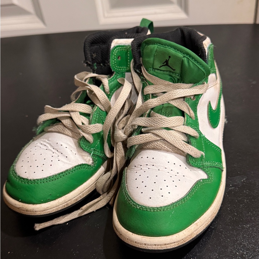 Air Jordan mid lucky Green and White Sneakers 1Y DQ8424-301